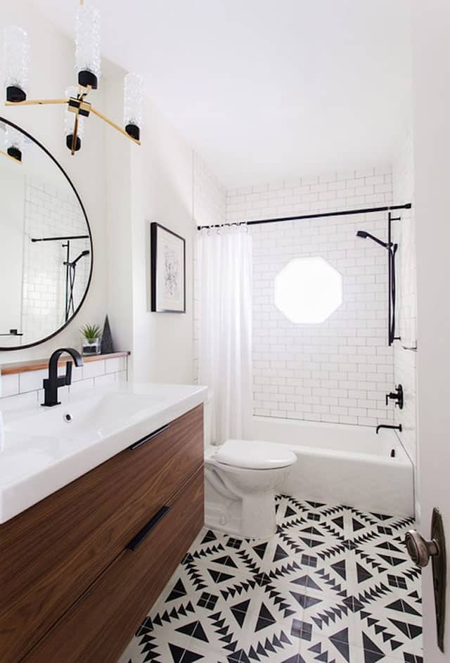 con azulejos mixtos. con azulejos mixtos.
